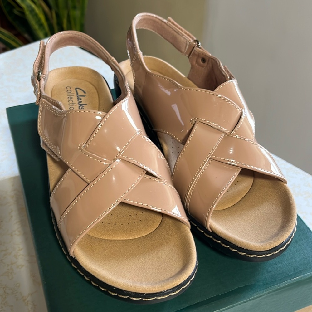 Clarks tan patent cross cross sandals